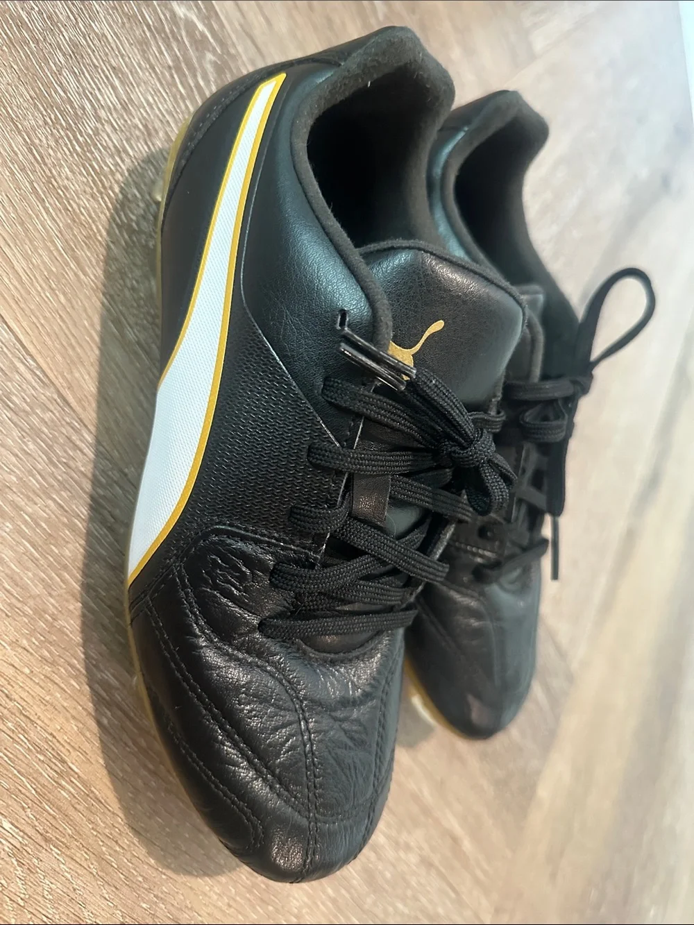 Puma Capitano Kids Black, White & Gold Soccer Cleats, size 4